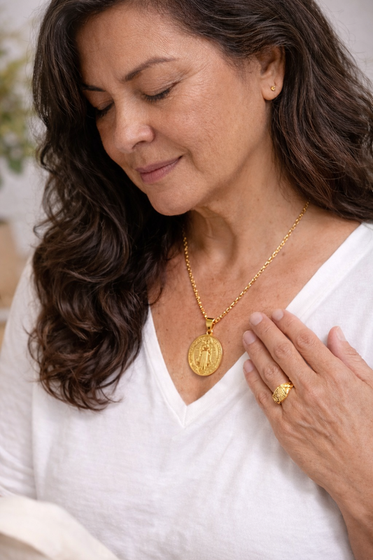 La Medalla y el Anillo de SAN BENITO que miles de personas están usando para protegerse de energías negativas, y por qué la Iglesia lo respalda.